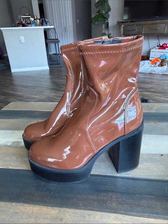 Shoes - Women’s Patent Platform Ankle Boots in Brown